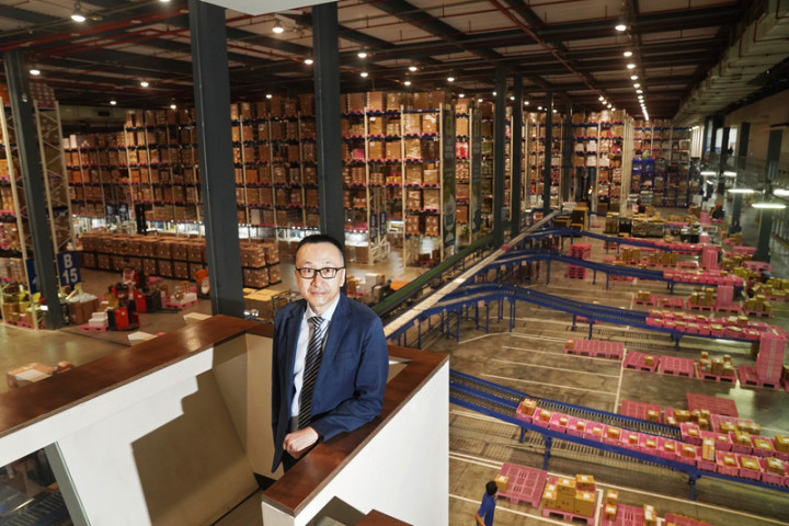 全台近百家國際藥廠的醫藥物流經銷，都委託給裕利醫藥。近來自購及捐贈的COVID-19疫苗密集到貨，從接機、冷鏈倉儲到物流配送至各地，也是由裕利醫藥扛起關鍵任務。圖為裕利醫藥總經理周志鴻。