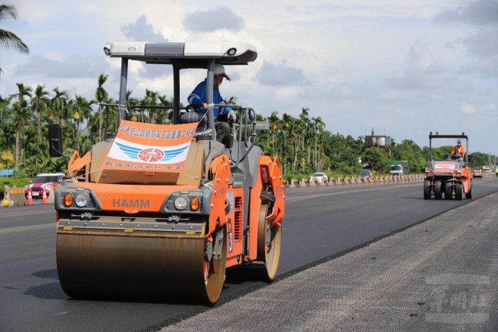 交通部公路總局潮州工務段進行佳冬戰備道路面整備作業。