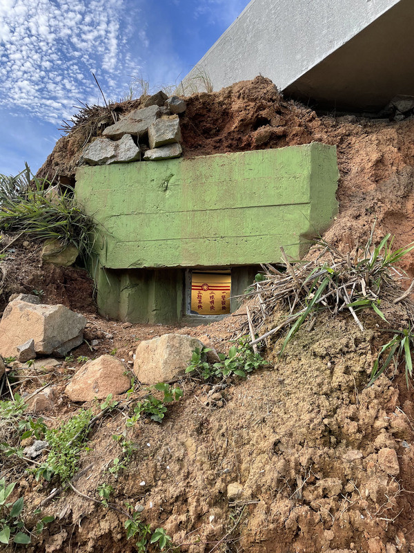 馬祖東引鄉南澳的「鐵騎堡」據點，東引鄉公所今年進行修繕並活化，將機槍堡上方崗哨闢建觀景台、連接地下碉堡可供遊客體驗戰地風情。（蔡沛原提供）