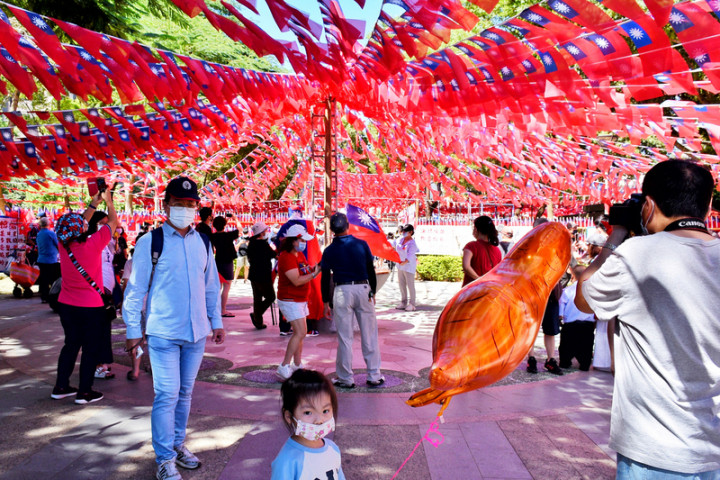 國旗屋米干店老闆張老旺每年雙十國慶都自費舉辦升旗典禮，並以國旗裝飾附近的雲南文化公園，吸引許多民眾前往拍照