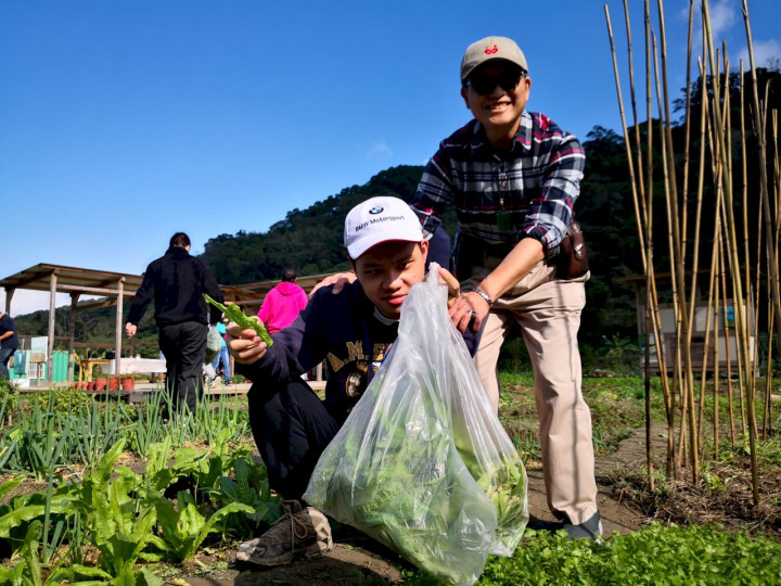 身心障礙者的照顧機構也可以更人性，更適性發展。圖為由中華民國自閉症權益促進會組成的林口社宅雙老家園，在林口山區的安心一畝田有機農場