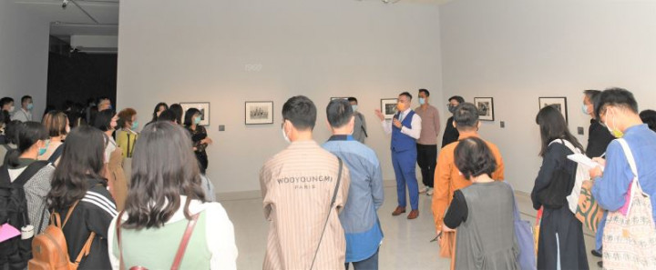  策展人高森信男及侯昱寬為論壇參與學員導覽情形