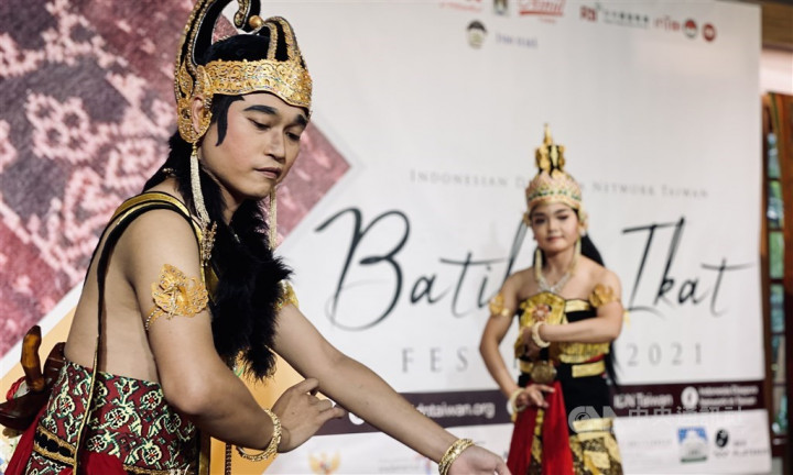 A traditional dance performance at Batik and Ikat Festival 2021. CNA photo Oct. 3, 2021
