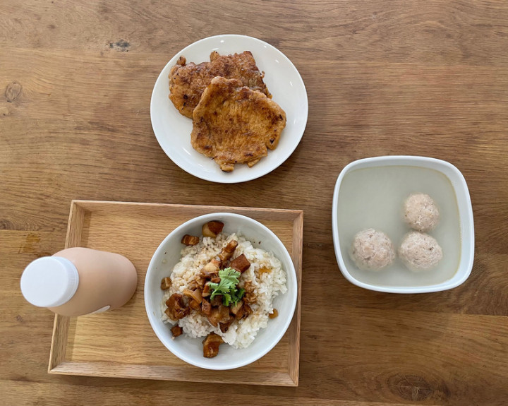 受到疫情影響，許多旅星台灣人無法回家。台灣人Charlie在臉書開設社團，賣起手做冷凍牛肉麵、古早味肉排、滷肉等台灣小吃。