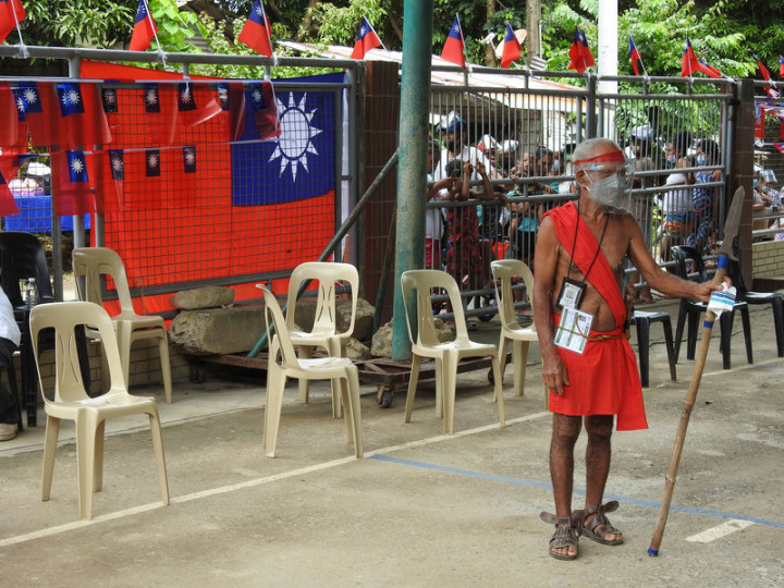 在蘇比克灣深山原住民部落，16日中華民國國旗和串旗旗海飄揚，感謝菲律賓台灣同鄉會捐贈物資，幫助矮黑人原住民度過疫情困境