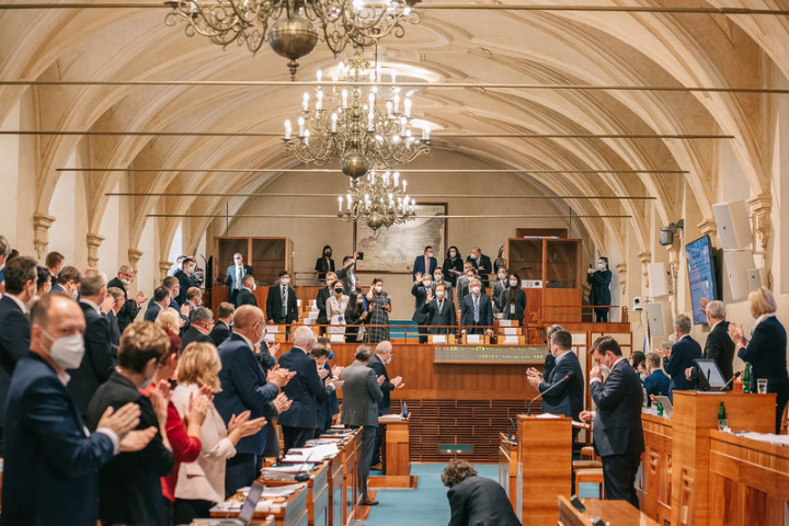 國發會主委龔明鑫率團赴捷克參訪，捷克全體參議員熱烈鼓掌歡迎。（國發會提供）