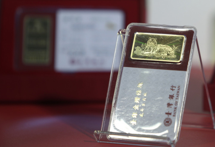 虎年紀念幣正式亮相，台灣銀行26日發行「台銀金鑽條塊虎年生肖版」，限量5000條，重量一台兩，可流通回售，售價新台幣近6.2萬元，後續會隨國際金價及匯率變動。