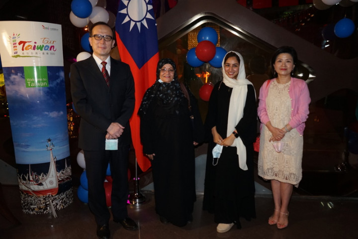 駐沙烏地阿拉伯代表鄧盛平夫婦（左1、右1）在國慶分流餐會中接待賓客，與許久不見的老朋友敍舊。（駐沙烏地阿拉伯代表處提供）