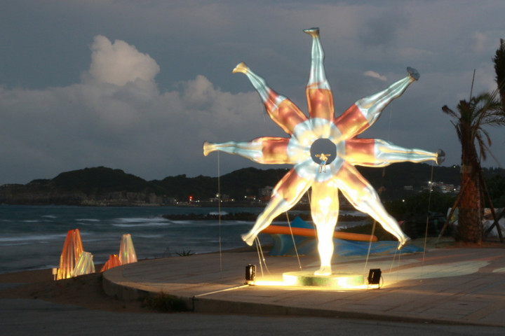 「2021北海夜金閃閃－北海潮與火」光影藝術展14日晚間展開，白天將可欣賞裝置藝術，每天晚上5時至9時點燈，瞬間變身光雕投影作品。（新北市政府綠美化環境景觀處提供）