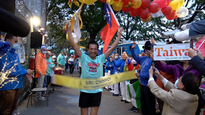 台灣超馬好手羅維銘23日帶著笑容高舉國旗衝線，在眾多僑胞加油聲中完成第25屆超越自我3100英里（近5000公里）挑戰賽。