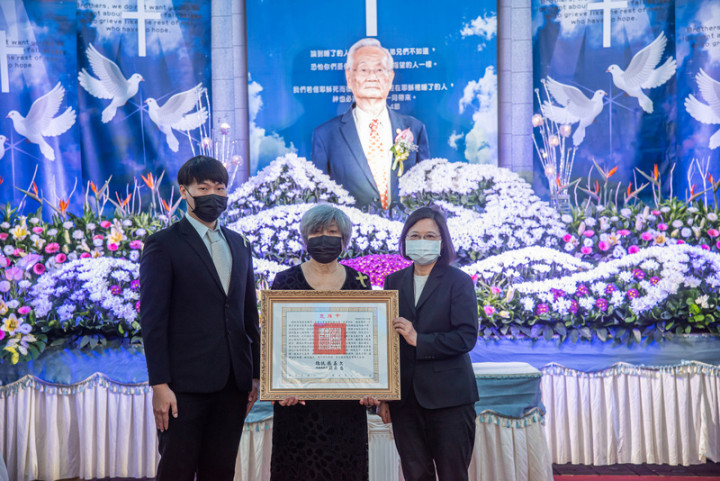 民進黨創黨元老、前國策顧問楊四海逝世，23日在屏東舉行告別式，總統蔡英文到場致哀並親頒褒揚令，由楊四海遺孀蘇淑美（中）受贈，表彰楊四海一生在民主運動及教育界的貢獻