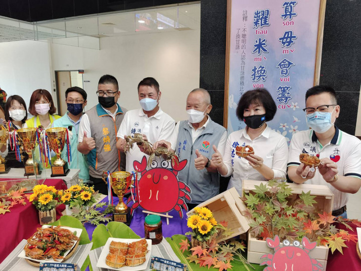 苗栗縣政府輔導在地蟹農養殖的苗栗優質大閘蟹7日正式上市開賣，縣長徐耀昌（右3）出席記者會推薦，並提醒民眾認明專屬產地的QR code標章雷射防偽蟹環，才能吃得安心、健康又美味。
