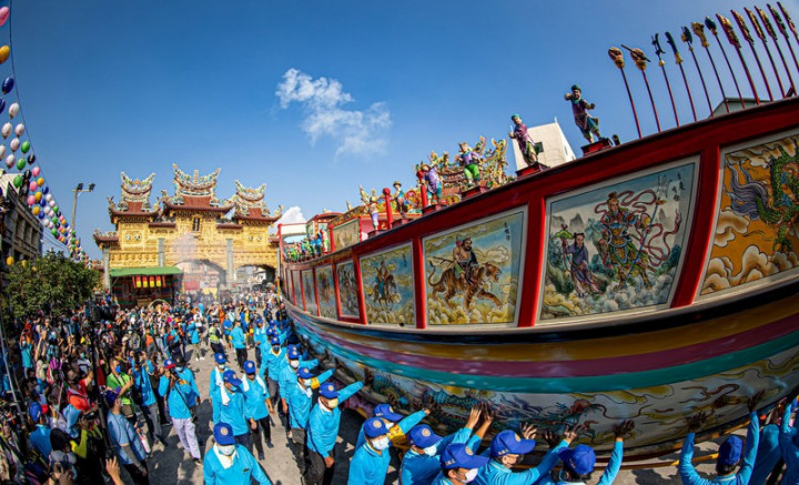 屏東縣東港鎮東隆宮迎王平安祭31日清晨將燒王船，30日上午王船已遷出王船廠，壯觀華麗的王船吸引許多遊客觀賞拍照