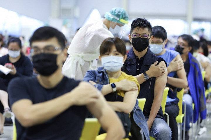 第12輪COVID-19疫苗22日開打，台北花博爭艷館接種站上午已有不少民眾準備等候接種疫苗，花博也首次開設夜間接種時段