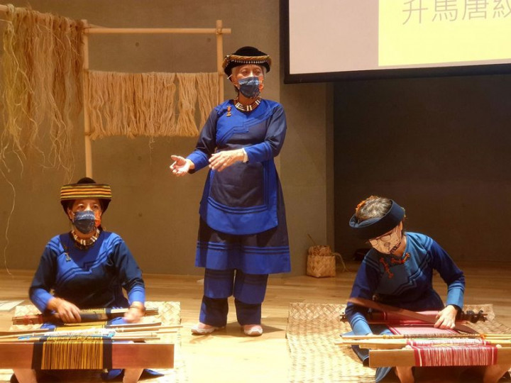 今年榮獲文化部排灣族傳統織布「人間國寶」的工藝師許春美（中），將各種織布技法化為圖片與步驟紀錄整理成書，希望藉由書籍出版，讓族人可以深耕文化學習，讓祖先的智慧、部落技藝得以持續流傳。（屏東縣政府文化處提供）
