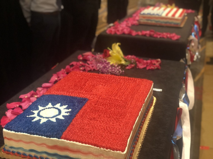 駐舊金山代表處於美西時間6日傍晚舉辦110年國慶酒會，以中華民國國旗和美國國旗圖樣的蛋糕，與僑界和當地政要為台灣賀國慶