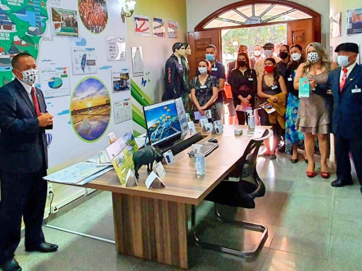 駐巴西大使張崇哲向賓客說明代表處經貿展示空間。（巴西代表處提供）