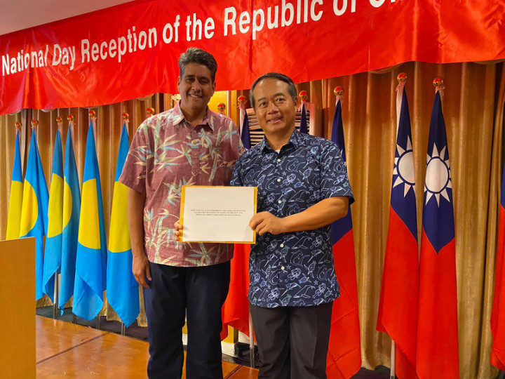 Palau President Surangel Whipps Jr. (left) and Republic of China (Taiwan) Ambassador to Palau Wallace Chow (right) (Image taken from Chow's Facebook page)
