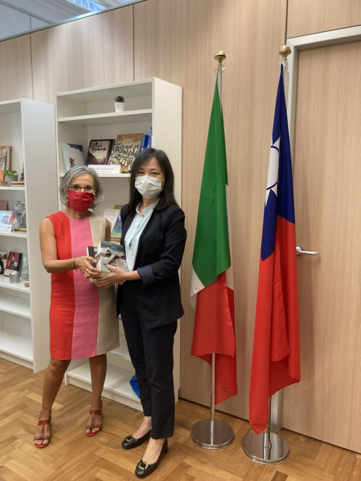 駐義文化組長鄧美容（右）代表致贈《閱讀時光I》第一季書籍，由羅馬第三大學外國語文學系教授Rosa_Lombardi受贈。