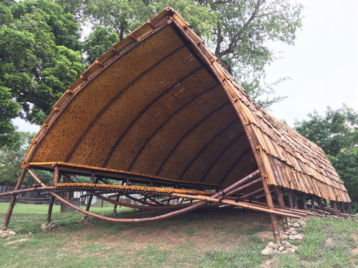 「2021構竹林鐵新銳展」於嘉義展出，建築師葉育鑫在昔日製材所貯木池打造作品「竹粼」，置入一處供人停留、眺望、沉思的空間。