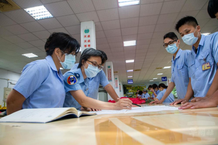 民國110年國慶吊掛巨幅國旗是經過傘製所全體同仁反覆研討修正的成果。