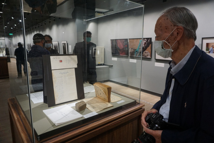 金門縣文化局主辦、台灣攝影博物館文化學會承辦的特展「醉影金門」，23日起展出，學會推手、攝影家莊靈（右）到場參觀，他也為這場展出帶來早年在金門發現的漢磚相關文物