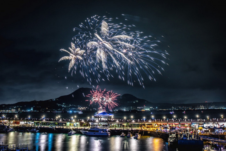 雙十國慶，新北市淡水漁人碼頭10日晚間也上演精彩煙火秀，璀璨花火美景吸睛 ，大批民眾到場欣賞