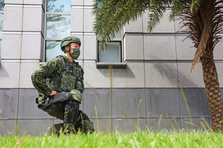 Taiwan unveils military-use powered exoskeleton suit