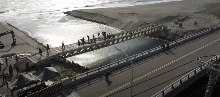 為模擬戰時民間橋梁遭炸毀，陸軍五二工兵群日前首度移師南部地區某出海口河岸，進行MGB中框橋架設。（軍聞社提供）