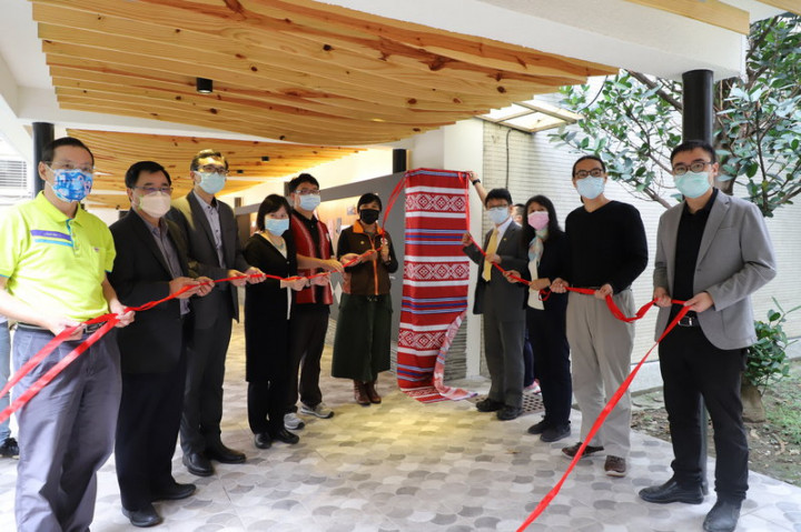 台灣科技大學第一個以原住民文化為題的校園公共空間「達路岸」長廊近日開幕，希望讓原住民學生保有族群文化和認同，也提供原住民文化公共展示空間。（台科大提供）