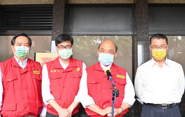 行政院長蘇貞昌前往高雄慰問城中城社區傷患