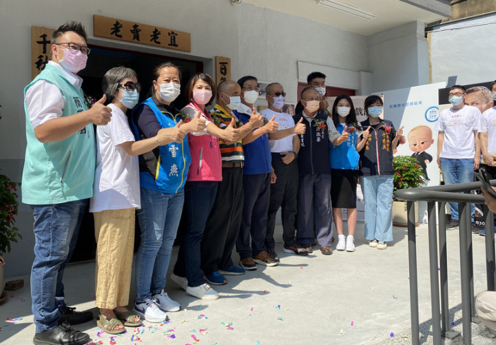 百年歷史的南投戲院申請文化部私有老建築保存再生計畫補助，修繕建築物外牆，呈現民國55年時的樣貌，南投縣政府文化局6日舉辦「百年戲院，風華再現」啟用典禮，縣長林明溱（左6）等人出席祝賀。