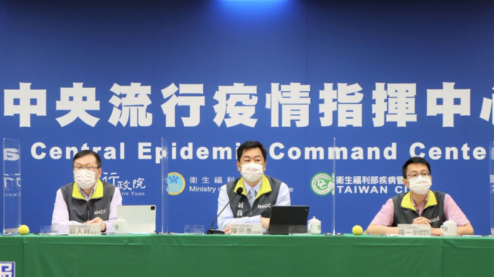Deputy Interior Minister Chen Tsung-yen (center) hosts Tuesday's COVID-19 briefing, along with Centers for Disease Control Deputy Director-Generals Lo Yi-chun (right) and Chuang Jen-hsiang. Photo courtesy of the CECC