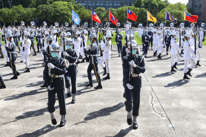 國防部5日舉辦國軍聯合樂隊暨三軍儀隊組曲演奏及花式操槍訓練邀訪活動，儀隊精彩的操演搭配歌曲和走位，令人期待。