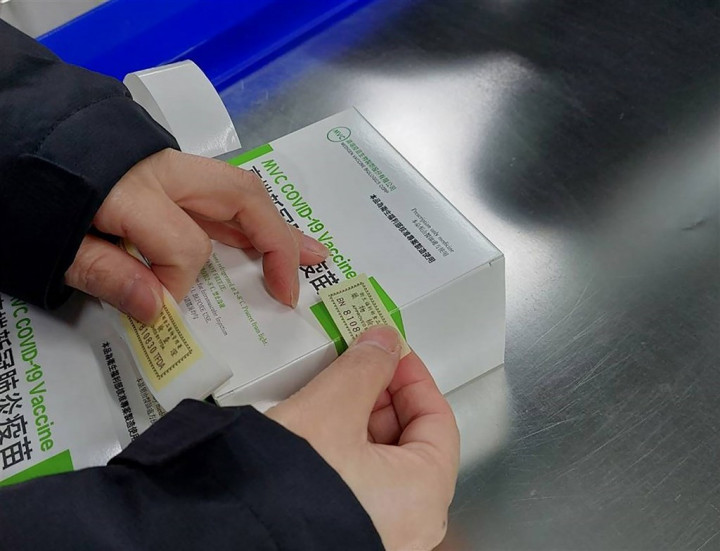 國產高端疫苗為次單位蛋白疫苗，檢驗程序多達11道。（衛福部食藥署提供）