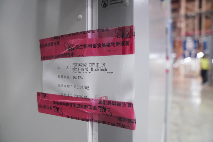 BNT疫苗保存僅允許正負15度誤差，故冷鏈設備與配送溫度穩定更顯重要。圖為衛福部將封條貼在冰凍BNT疫苗的冷凍櫃門上。