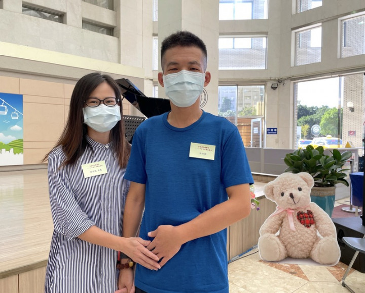 台北榮民總醫院16日舉辦「心傳真愛－110年器官捐贈感恩會」，41歲的受贈者代表徐浩誠（右）出席，感謝捐贈者與家屬的大愛。