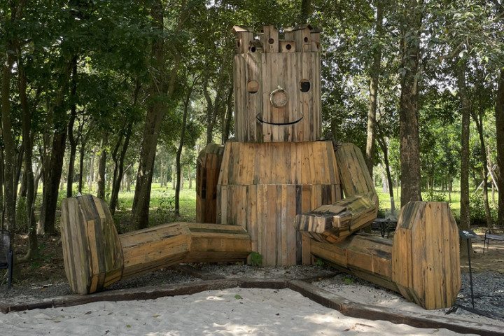 台南山上花園水道博物館沙坑區的裝置藝術「森林裡的水道工程師－拉米」，是以回收棧板製成、高4.5公尺的大型人偶，造型討喜。（台南市文化局提供）