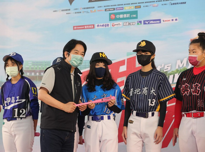 副總統在女黑豹表揚儀式中，頒贈粉紅紀念球棒予本次女性參賽代表，肯定他們展現出女性的力量