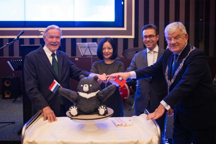 駐荷蘭代表陳欣新（左2）與美國駐荷蘭大使館代理館長維魯柏（Maraj Verloop）（右2）6日晚間在慶祝中華民國110年國慶暨海牙「台灣文化之夜」活動會場合影。（駐荷蘭代表處提供）