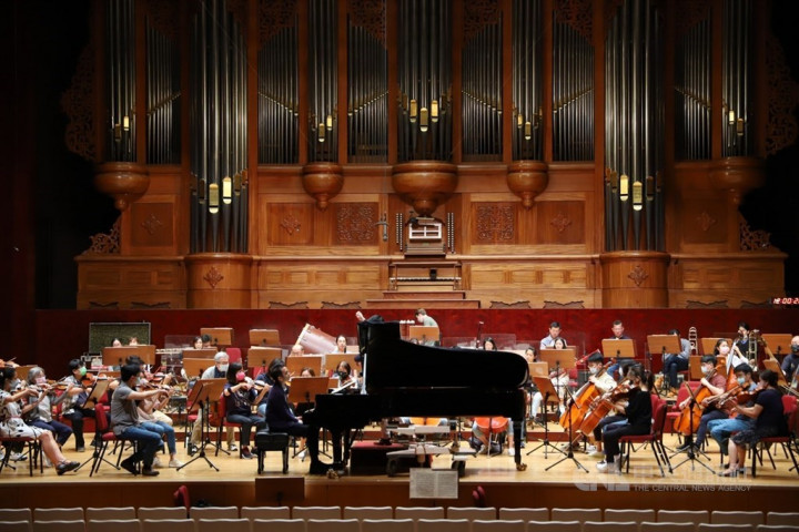 The National Symphony Orchestra rehearses with pianist Lu Yi-chih at the National Concert Hall in Taipei Wednesday.