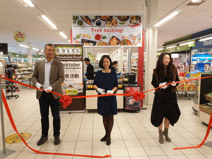 駐荷蘭代表陳欣新(中)參加荷蘭2021臺灣美食節開幕