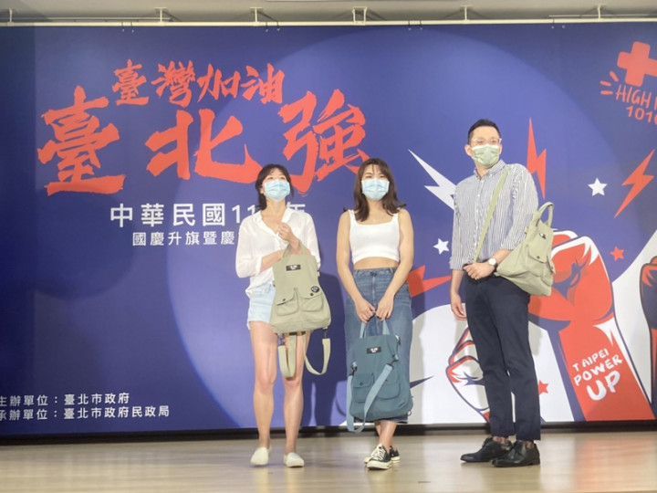 台北市政府第7代國慶嗡嗡包4日亮相，市府表示，本次嗡嗡包是歷代最多功能的包款，限量3500份。