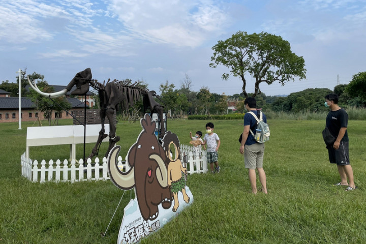 台南山上花園水道博物館與樹谷生活科學館合作推出猛瑪象骨骼化石複製品巡迴展，戶外草原區出現難得一見的猛瑪象骨骼。（台南市文化局提供）