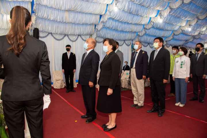 民進黨創黨元老楊四海因急性心肌梗塞過世，23日在屏東舉行告別式，行政院長蘇貞昌（左3）出席，率治喪委員獻花致意