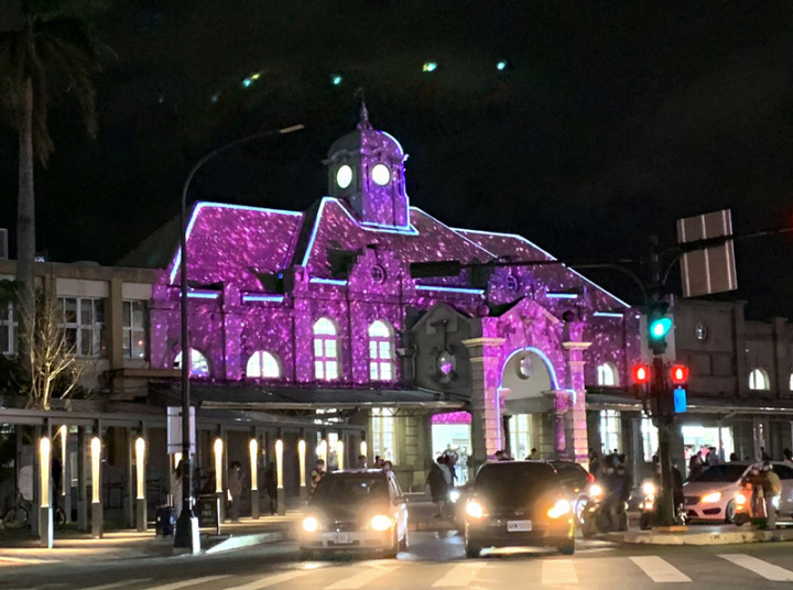 新竹光臨藝術節壓軸「光雕展演」22日起一連10天精彩登場，百年古蹟新竹火車站也變身光影藝術展場，透過光影變化，讓車站展現不同風情。