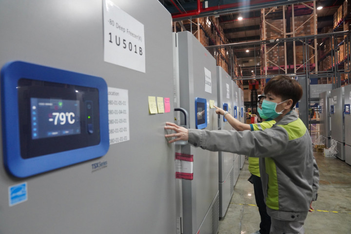 裕利醫藥工廠員工在冷凍BNT疫苗的設備監看。