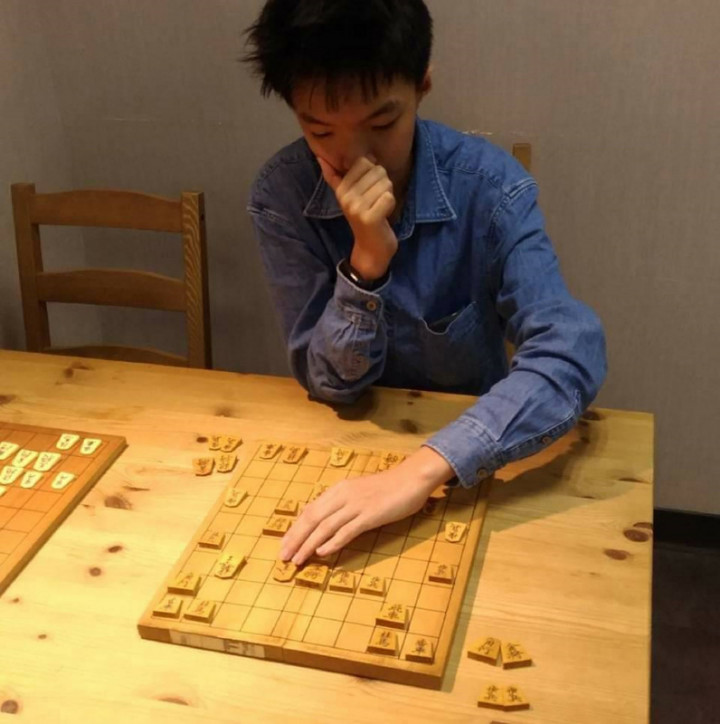 目前棋力為業餘6段的張京鼎拿下第8屆國際將棋賽冠軍，他表示，在下棋時是另一種不同思維，對弈時的興奮就像運動選手全心投入競賽的感覺。他希望讓台灣民眾對將棋文化有更多的認識。（張京鼎提供）