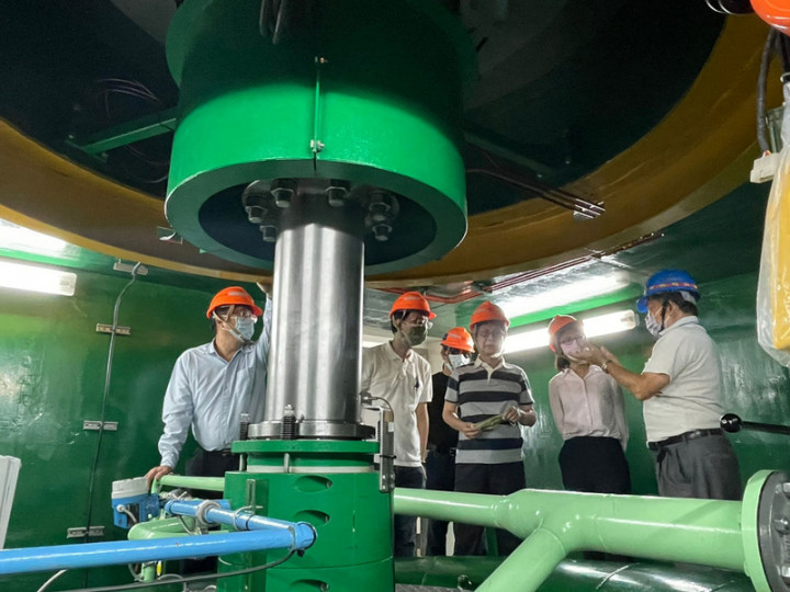 為擴大綠能生力軍，台電祭出水力發電廠「迷你化」，選定10個場址執行小水力計畫，打前鋒的鯉魚潭景山電廠力拚明年初併聯發電，圖為電廠現場。（台電提供）