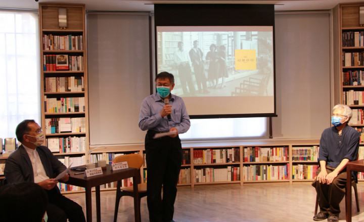 今年適逢台灣文化協會成立100週年，台北市長柯文哲（中）、副市長蔡炳坤（左）到台中參訪對於文協具有紀念意義的中央書局，並與重啟中央書局營運的團隊展開座談